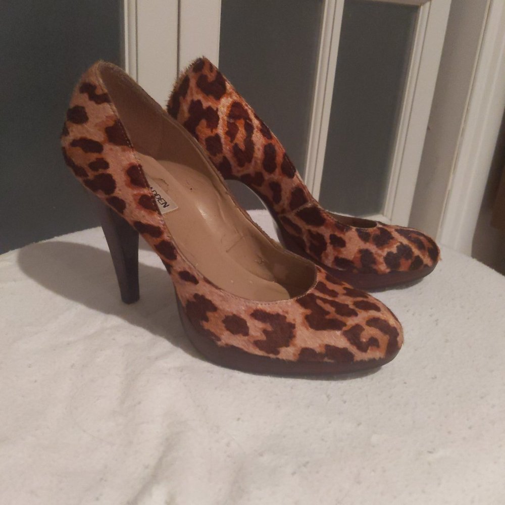 Cheetah print fur textured pump